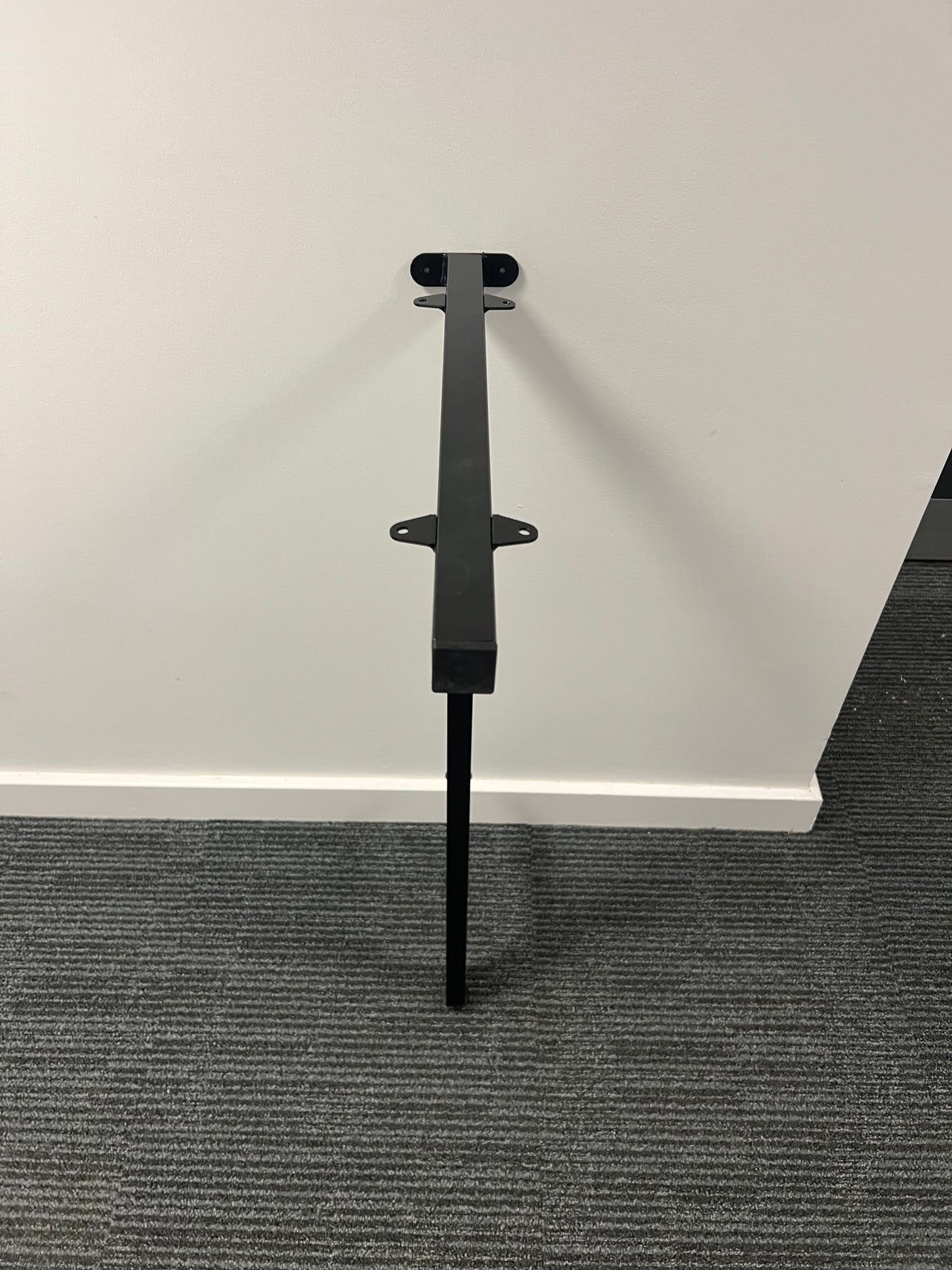 Cantilever leg for desk or worktop
